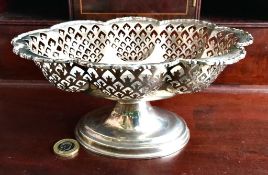 PRETTY SILVER LOBED AND PIERCED FRONT BOWL UPON OVAL FEET, CHESTER ASSAY 1913, MAKERS GN & RH,