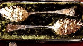 MATCHED PAIR OF FINELY ENGRAVED SILVER AND GILDED BERRY SPOONS IN CASE, MAKERS HS & TP, LONDON 1806,