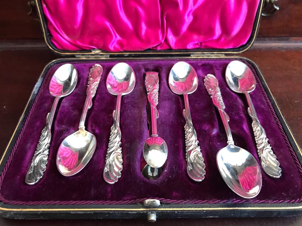 CASED SET OF SIX TEA SPOONS AND TONGS, WALKER & HALL, SHEFFIELD 1893, APPROXIMATELY 110g