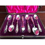 CASED SET OF SIX TEA SPOONS AND TONGS, WALKER & HALL, SHEFFIELD 1893, APPROXIMATELY 110g