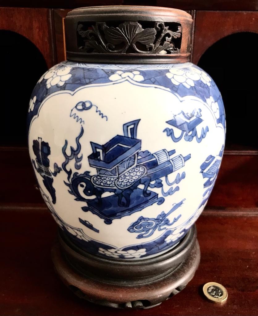 A GLOBULAR FORM ORIENTAL BLUE AND WHITE STORAGE JAR, 19th CENTURY, CIRCLE MARK TO BASE, WITH STAND