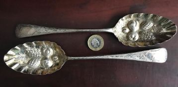 PAIR OF SILVER BERRY SPOONS, H&T, BIRMINHGAM 1938, GILDED BOWLS, APPROXIMATELY 124g
