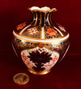 SMALL MID 20th CENTURY ROYAL CROWN DERBY VASE IN THE TYPICAL IMARI PALETTE, APPROXIMATELY 10.5cm