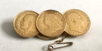 GOLD '3x HALF SOVEREIGNS' BROOCH WITH SAFETY CHAINS, PIN TO REVERSE, WEIGHT APPROXIMATELY 13.3g
