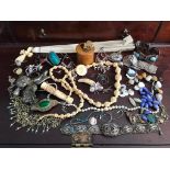 APPROXIMATELY FORTY PIECES OF SUNDRY COSTUME JEWELLERY INCLUDING IVORY STICKS, FAN, MAUCHLINE WARE