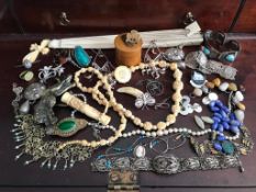 APPROXIMATELY FORTY PIECES OF SUNDRY COSTUME JEWELLERY INCLUDING IVORY STICKS, FAN, MAUCHLINE WARE