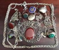 APPROXIMATELY TWENTY PIECES OF SILVER AND WHITE METAL JEWELLERY INCLUDING 925 HEAVY CHAIN, LOCKET,