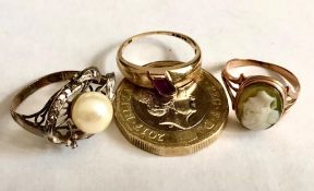 9ct GOLD DRESS RING SET WITH AMETHYST COLOURED STONE (CENTRE) PLUS TWO OTHER DRESS RINGS, WEIGHT
