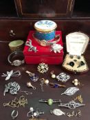 APPROXIMATELY TWENTY-SEVEN PIECES OF SILVER AND GOLD COLOURED COSTUME JEWELLERY INCLUDING FOUR