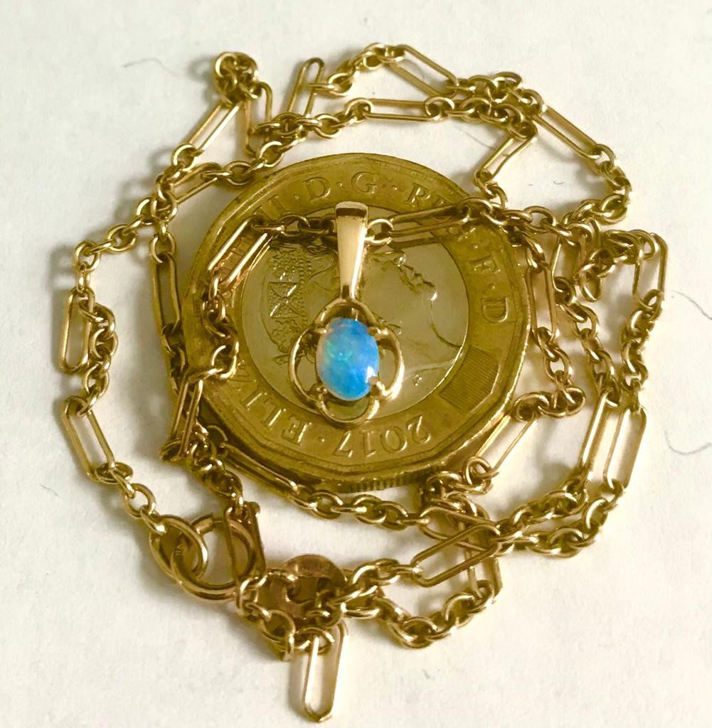 9ct GOLD FINE CHAIN WITH SMALL OPAL SET PENDANT, APPROXIMATELY 38cm LONG AND GROSS WEIGHT