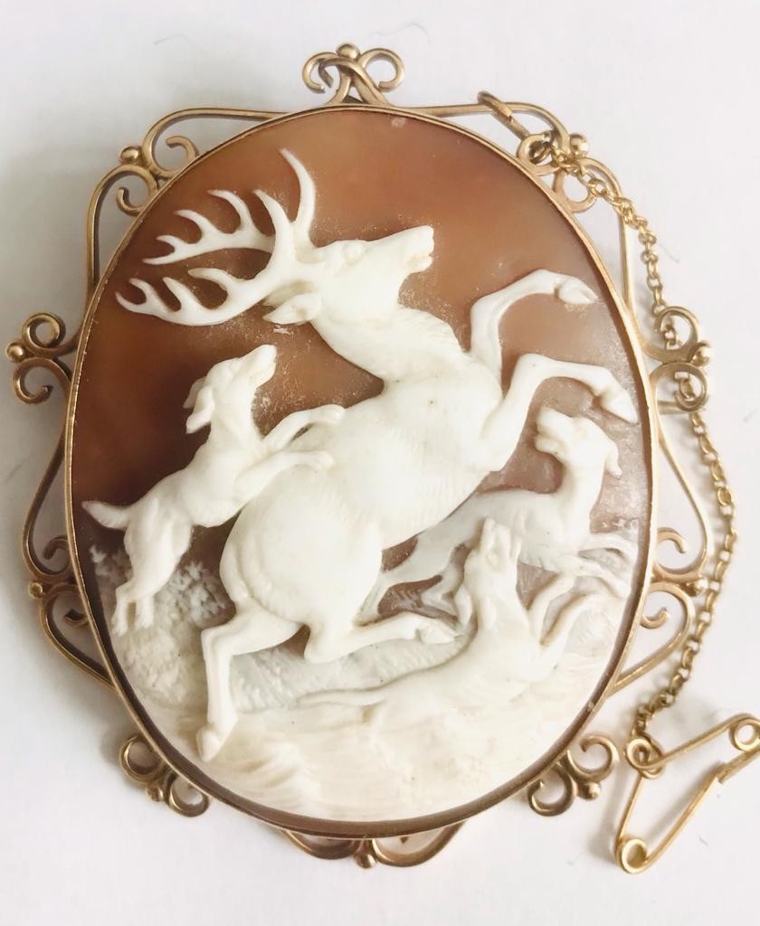 FINE 'STAG HUNT' CAMEO BROOCH WITHIN UNHALLMARKED GOLD FRAME AND DECORATIVE BORDER, APPROXIMATELY