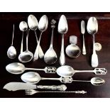 SEVENTEEN PIECES OF VARIOUS SILVER SPOONS, ETC, GROSS WEIGHT APPROXIMATELY 283g