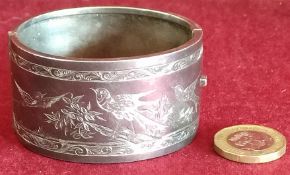 SILVER SNAP BANGLE WITH BIRD AND FOLIAGE DECORATION, WEIGHT APPROXIMATELY 37.2g