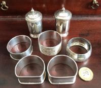 SILVER TWO PIECE CRUET AND FIVE SILVER NAPKIN RINGS, GROSS WEIGHT APPROXIMATELY 250g