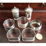 SILVER TWO PIECE CRUET AND FIVE SILVER NAPKIN RINGS, GROSS WEIGHT APPROXIMATELY 250g