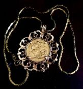 1890 GOLD SOVEREIGN WITH YELLOW METAL UNHALLMARKED FRAME AND 9ct GOLD CHAIN