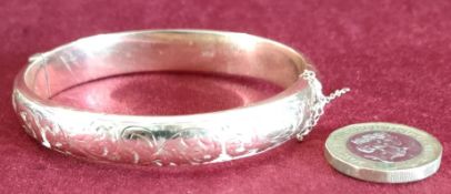 9ct GOLD LADIES BANGLE, WEIGHT APPROXIMATELY 15.4g
