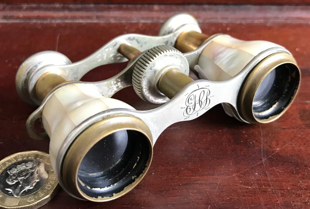 SMALL PAIR OF OPERA GLASSES CIRCA 1900, MOTHER OF PEARL INLAID
