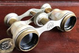 SMALL PAIR OF OPERA GLASSES CIRCA 1900, MOTHER OF PEARL INLAID