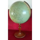 JORDGLOB FREESTANDING GLOBE ON MAHOGANY STAND, APPROXIMATELY 57.5cm HIGH