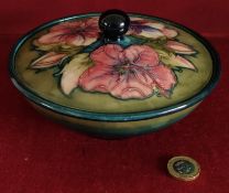 MOORCROFT HANDPAINTED AND GLAZED CERAMIC STORAGE BOWL WITH COVER