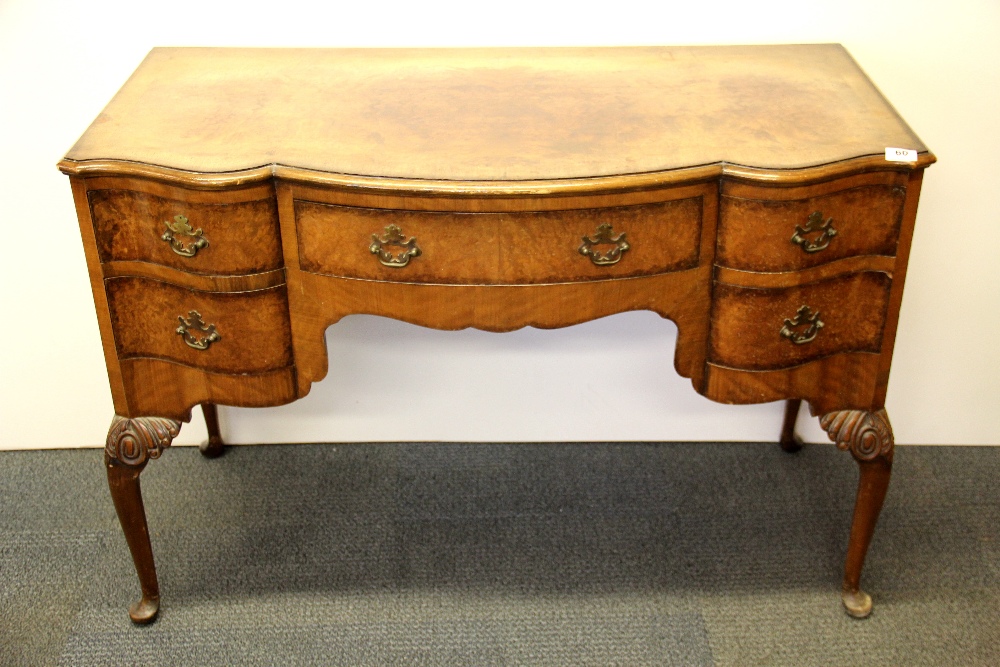 A lovely 1920's walnut veneered dressing table, W. 114cm. H. 77cm. - Image 5 of 5