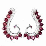 A pair of 925 silver earrings set with rodolite garnets, L. 2.5cm.