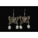 A pair of 925 silver enamelled butterfly shaped drop earrings set with pearls, L. 3.58cm.