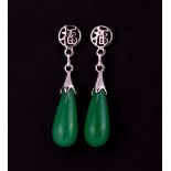 A pair of 925 silver and jade drop earrings, L. 4cm.