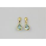 A pair of 9ct yellow gold drop earrings set with pear cut blue topaz, L. 1.9cm.