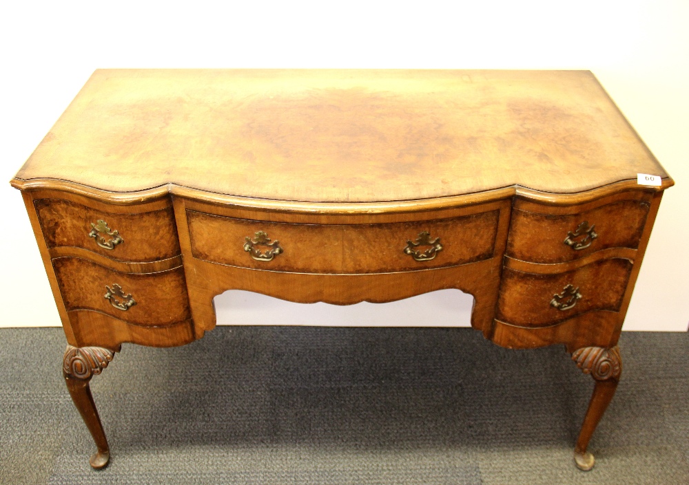 A lovely 1920's walnut veneered dressing table, W. 114cm. H. 77cm. - Image 4 of 5