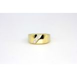 A gentleman's 9ct yellow gold diamond set ring, approx. 5.1gr, (U).