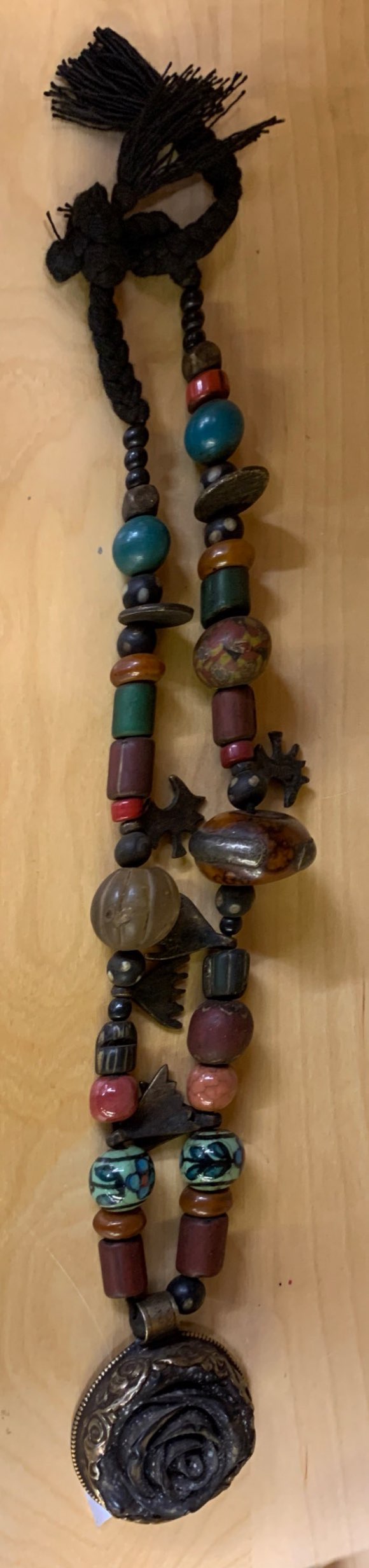 An interesting Tibetan necklace of sacred and memorable objects collected on a pilgrimage, folded L. - Bild 3 aus 3