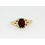 A gentleman's 9ct yellow gold garnet set ring, approx. 2.6gr, (Z.5).