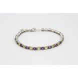 A 925 silver bracelet set with oval cut amethyst and peridots, L. 16cm.