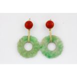 A pair of yellow metal drop eearrings set with coral and carved jadeite jade, L. 4.5cm.