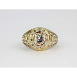 A gentleman's 9ct yellow gold diamond set ring, approx. 7.3gr, (Z).