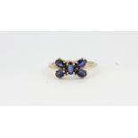 A 9ct yellow gold sapphire set ring, (N).