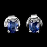 A pair of 925 silver stud earrings set with oval cut sapphires, L. 0.5cm.