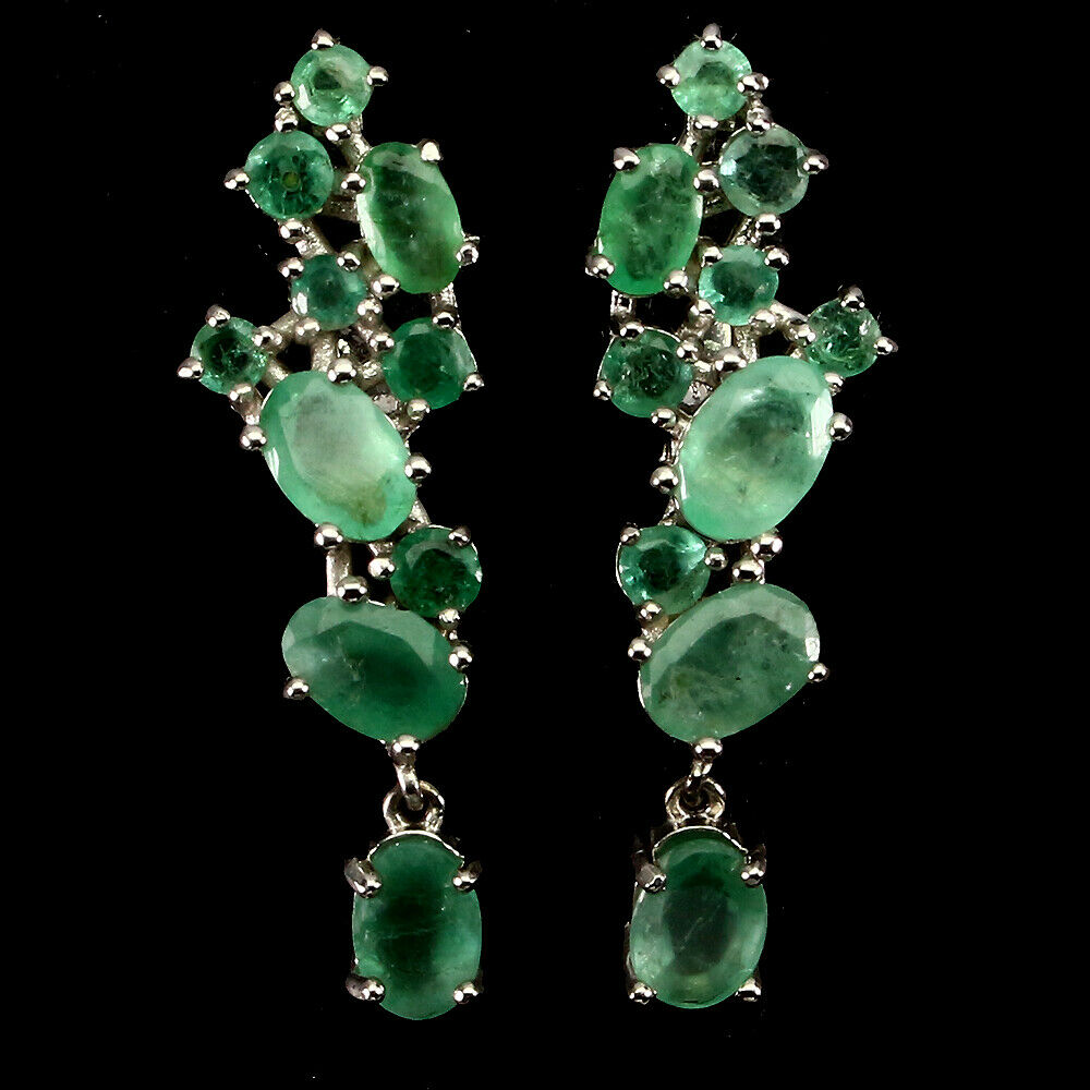 A pair of 925 silver emerald set drop earrings, L. 3cm.