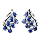 A pair of 925 silver earrings set with pear cut sapphires, L. 2.5cm.