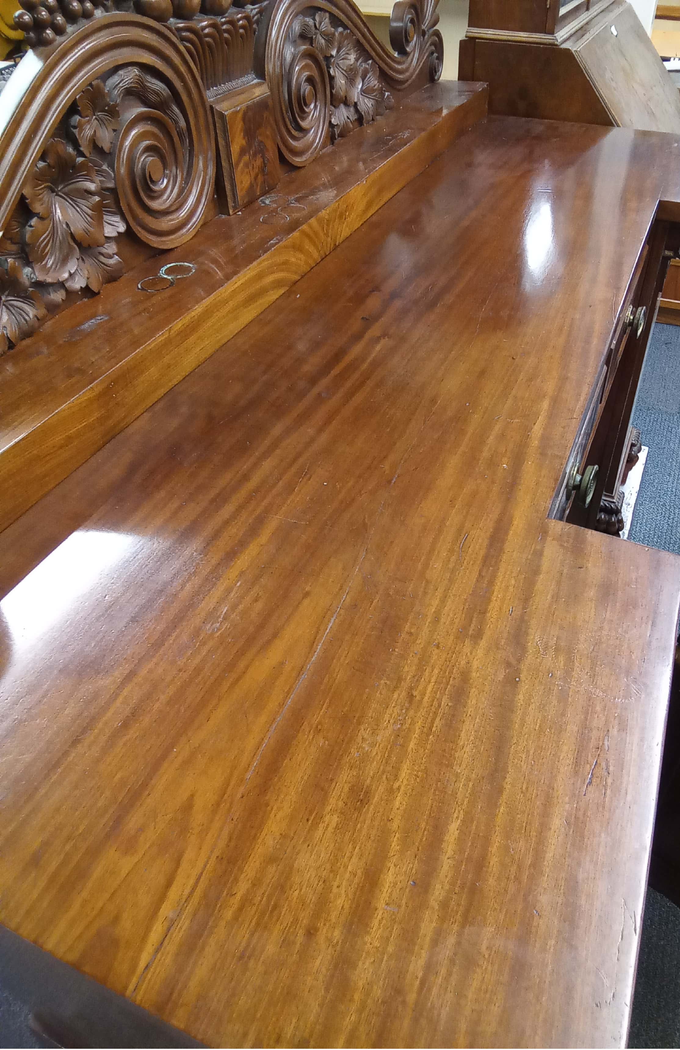 An impressive mid-19th Century mahogany and mahogany veneered buffet sideboard with two drawers - Bild 2 aus 2