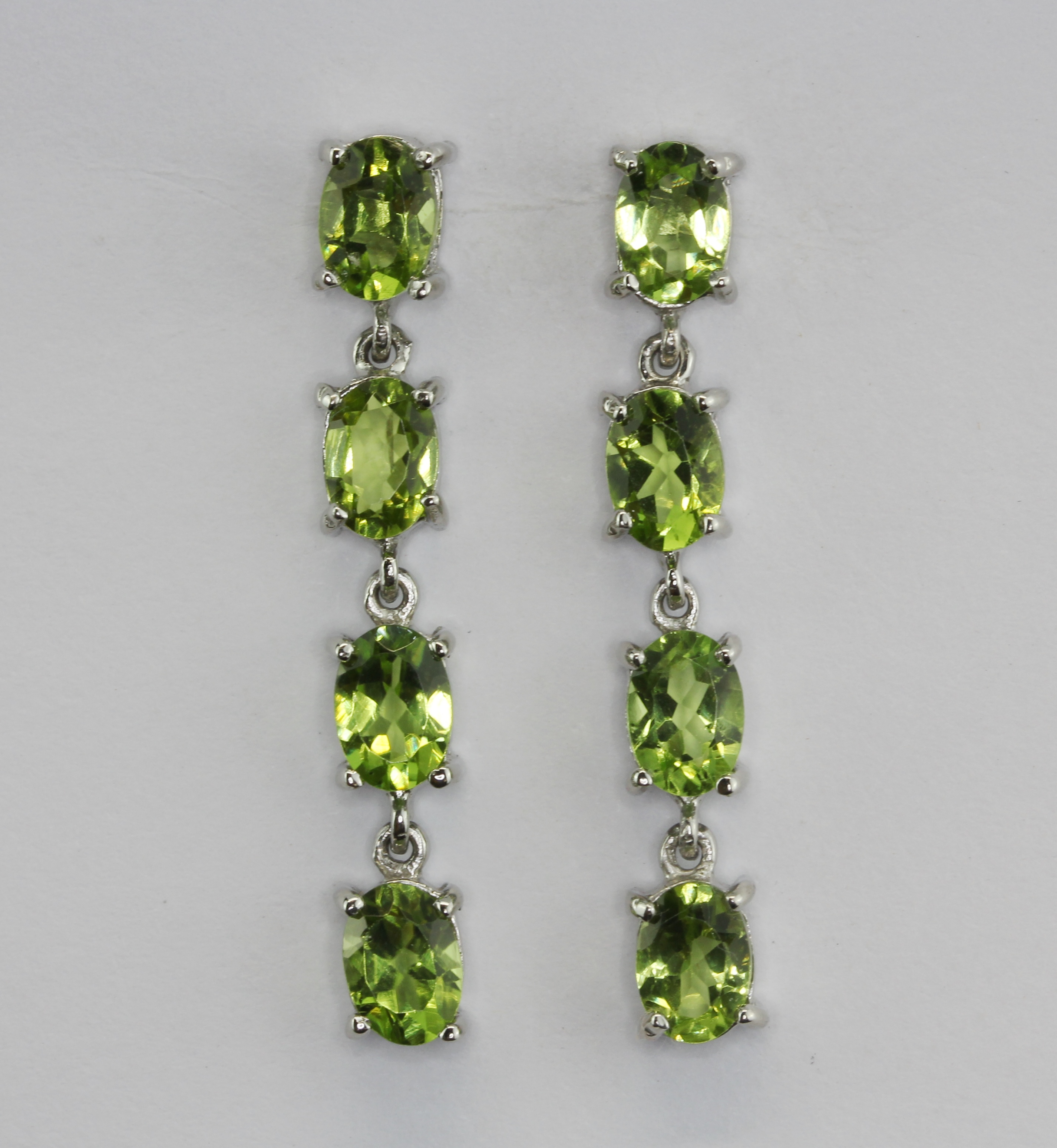 A pair of 925 silver drop earrings set with oval cut peridots, L. 3.1cm.