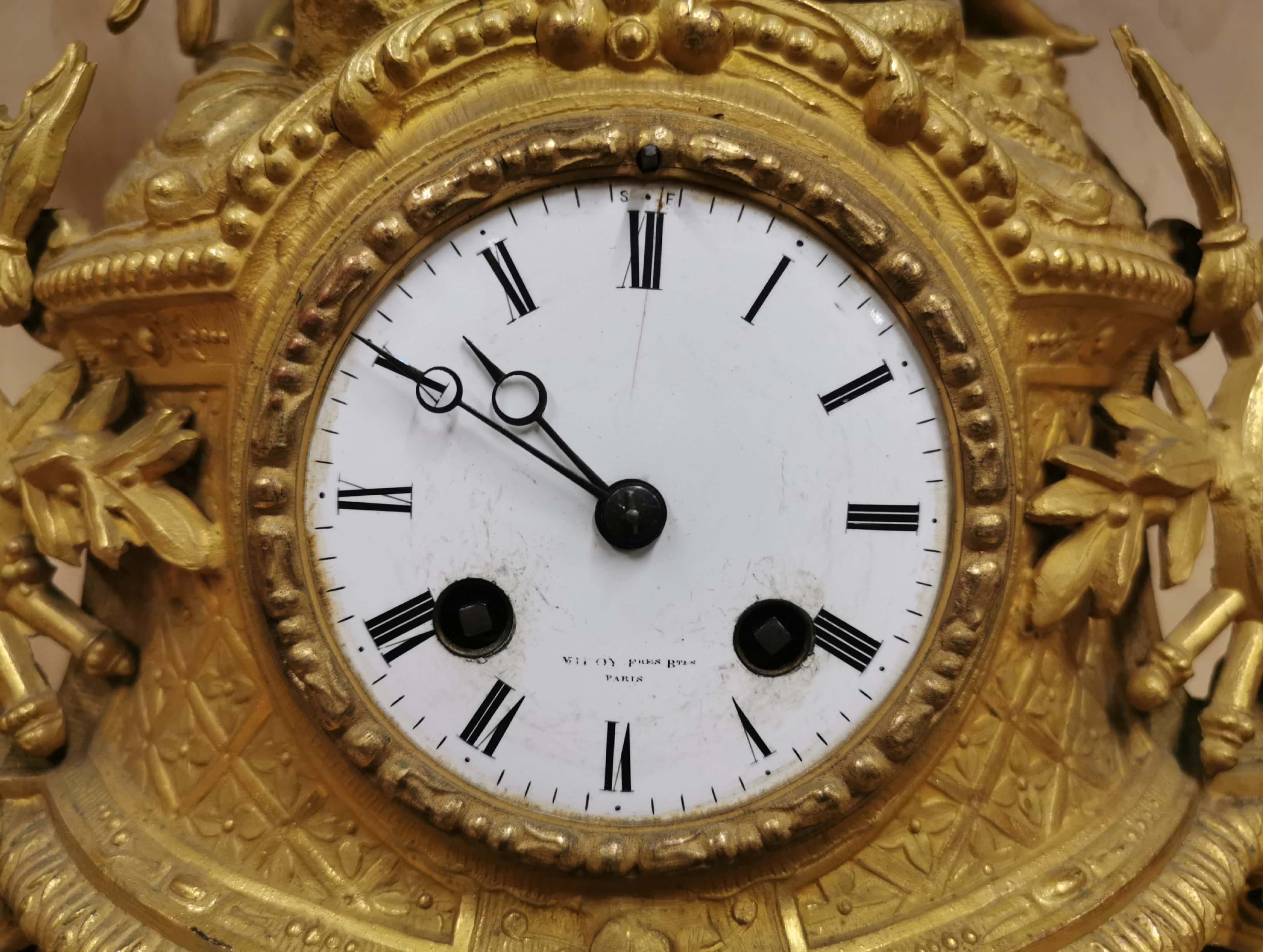 A 19th C French gilt spelter mantel clock, H. 38cm. - Bild 4 aus 4