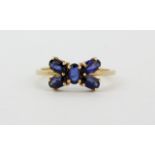 A 9ct yellow gold sapphire set ring, (N).