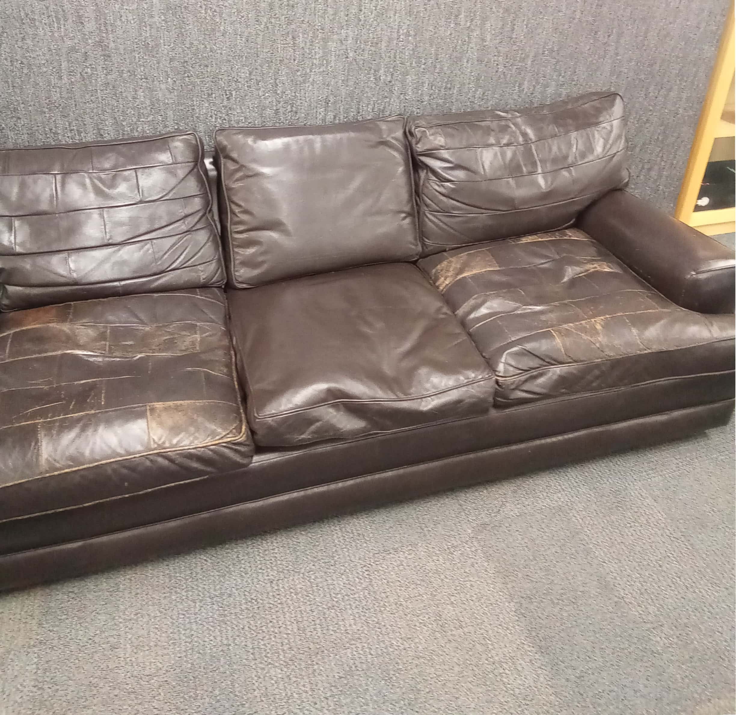 A 1970's brown leather three piece lounge suite with reversable patchwork and plain seat covers, - Bild 4 aus 8