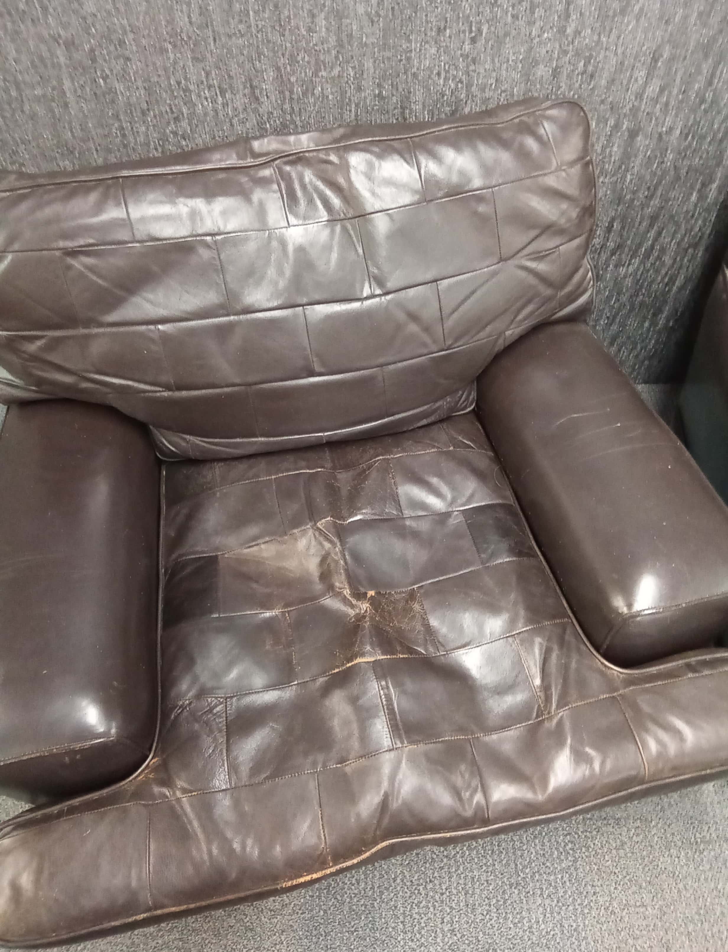 A 1970's brown leather three piece lounge suite with reversable patchwork and plain seat covers, - Bild 7 aus 8