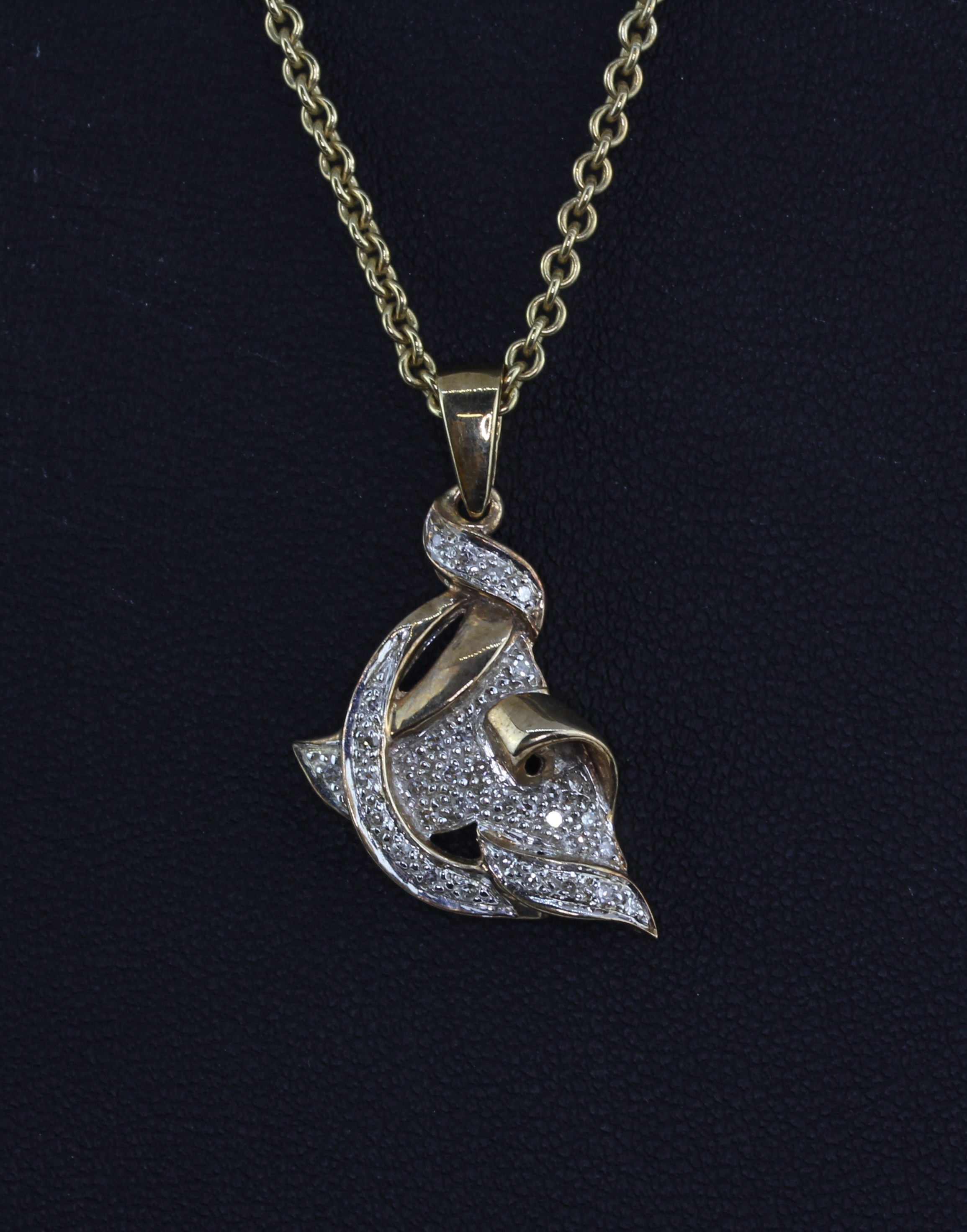 A 9ct yellow gold diamond set pendant and chain, approx. 8.8gr.