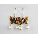 A pair of 925 silver enamelled butterfly shaped drop earrings set with pearls, L. 3.58cm.