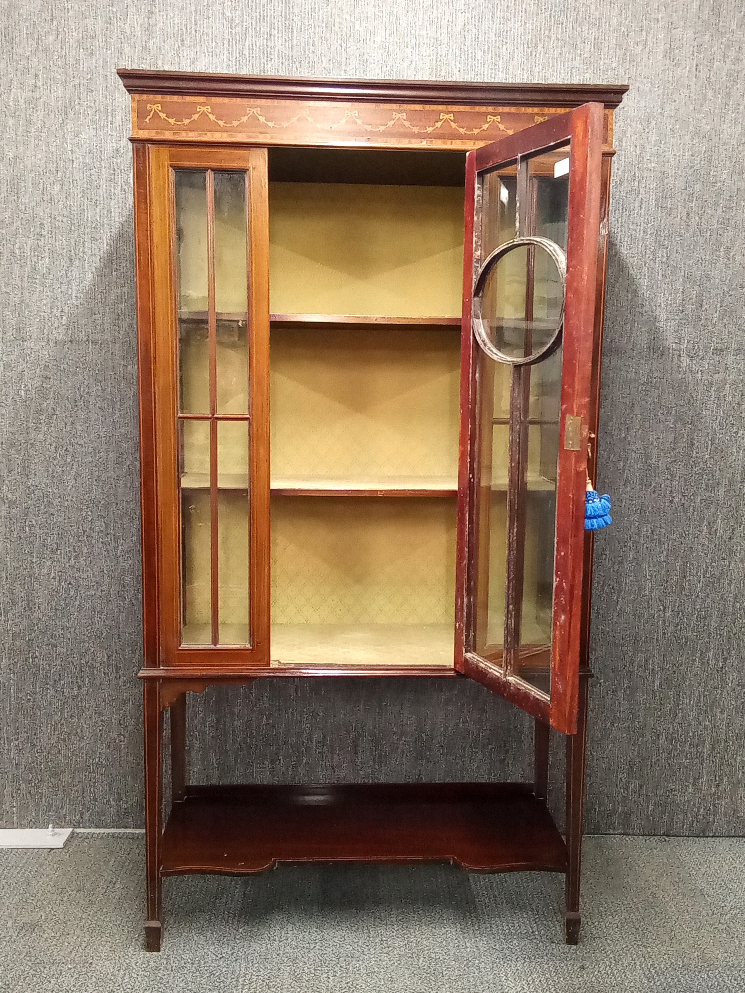 An Edwardian inlaid mahogany display cabinet, 165 x 91 x 34cm. - Bild 2 aus 2